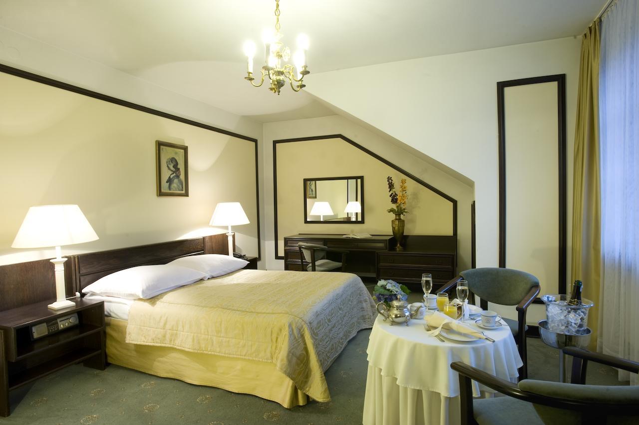 Hotel "Zajazd Napoleonski" Varşovia Cameră foto