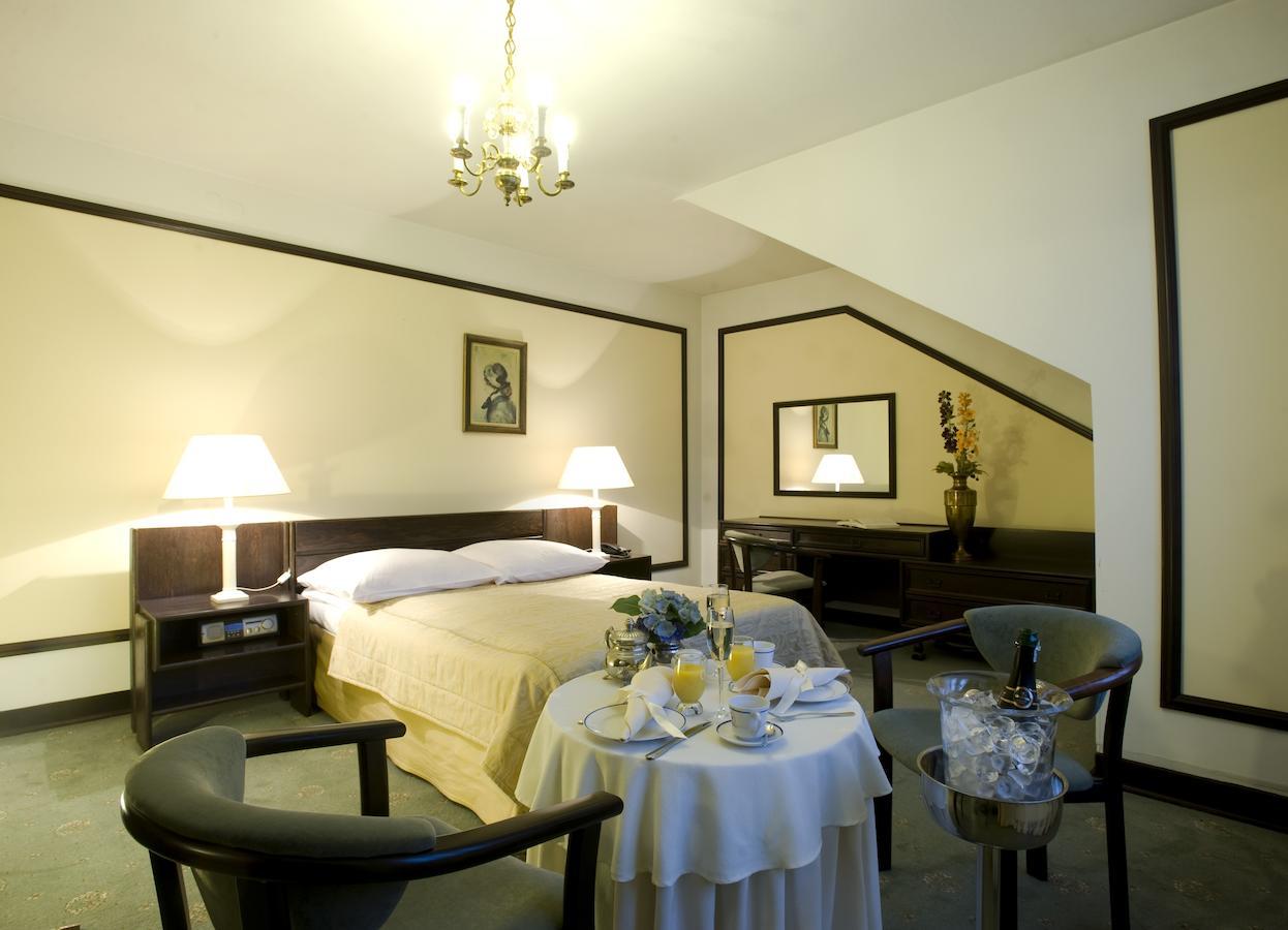 Hotel "Zajazd Napoleonski" Varşovia Cameră foto
