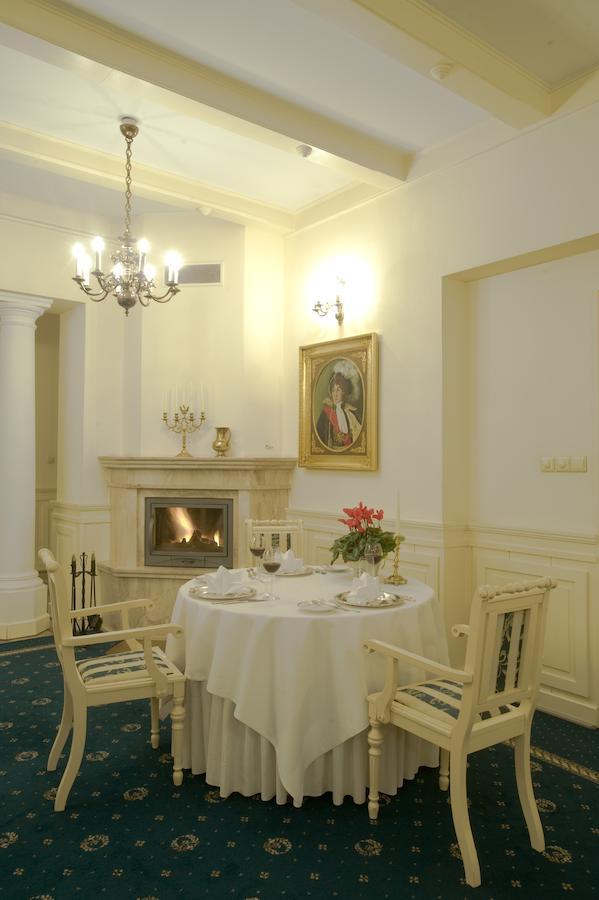 Hotel "Zajazd Napoleonski" Varşovia Exterior foto