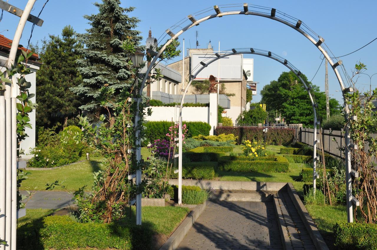 Hotel "Zajazd Napoleonski" Varşovia Exterior foto