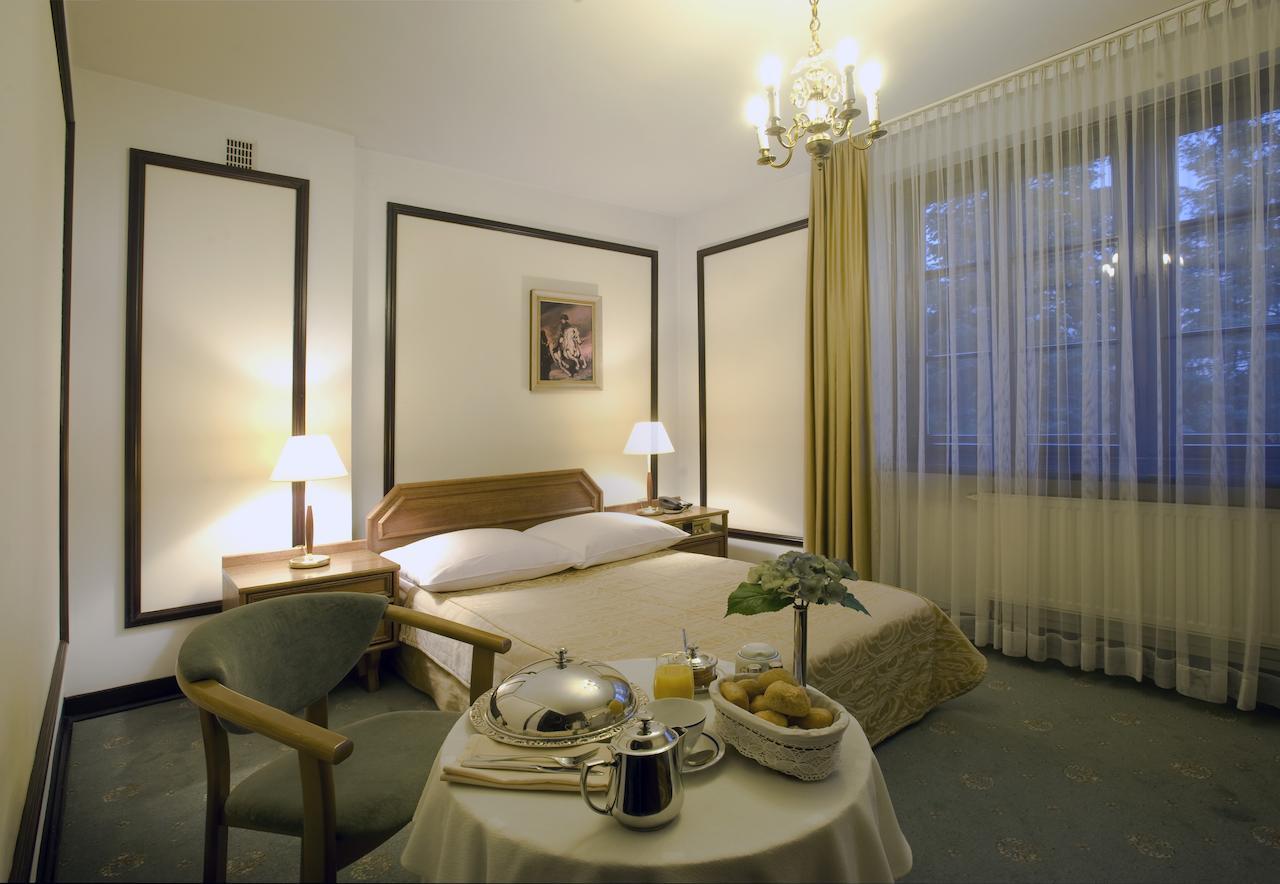 Hotel "Zajazd Napoleonski" Varşovia Cameră foto